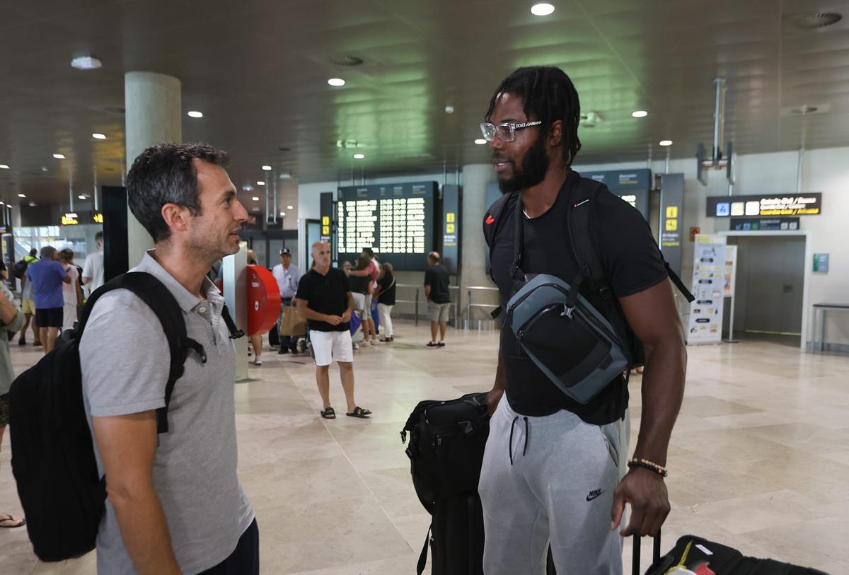 El nuevo jugador del Valencia BC habla con el delegado del equipo Alfonso Castilla