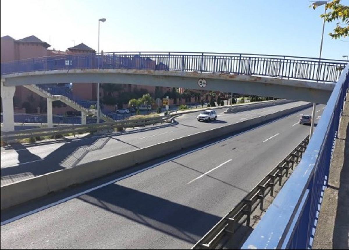 Pasarela peatonal sobre la A-7.