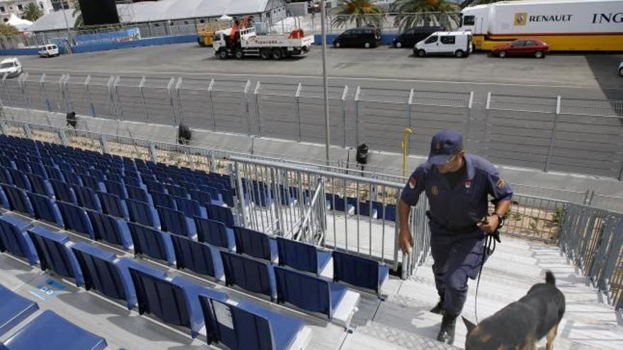 Miembros del equipo de guías caninos de la Policia Nacional inspeccionan las gradas del circuito urbano de Valencia, donde el próximo fin de semana se celebra el Gran Premio de Europa de Fórmula Uno.