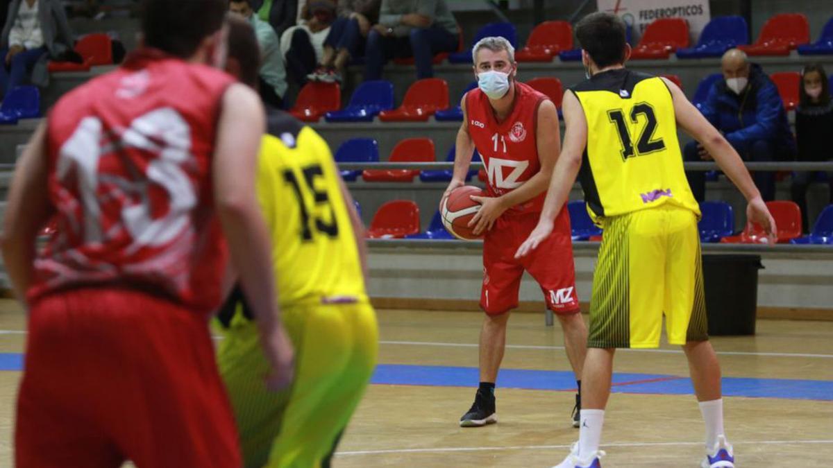 Chaiti, en una acción del duelo contra el Cambados. |  // BERNABÉ/ANA AGRA