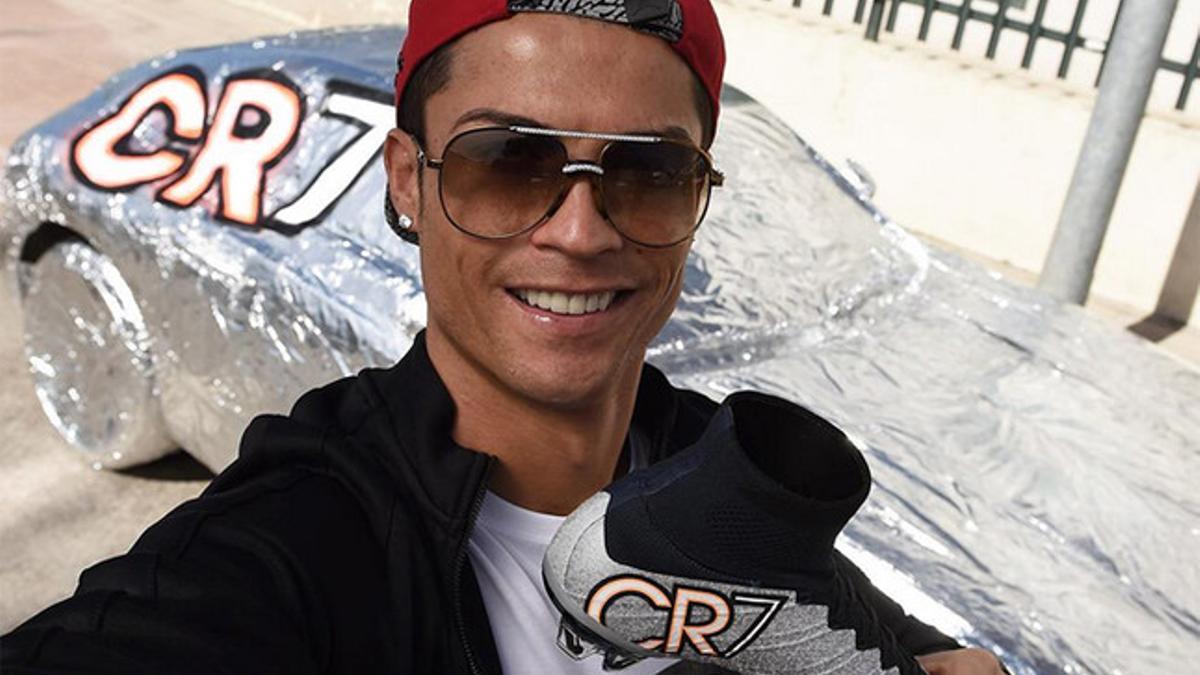 Cristiano, delante del coche de Quaresma