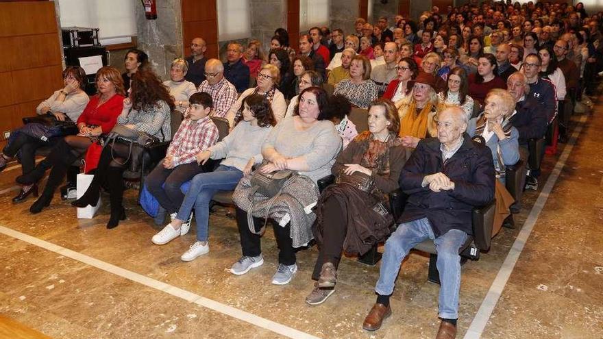 El público que abarrotó ayer el Auditorio Municipal do Areal para la charla con Ramírez. // Ricardo Grobas