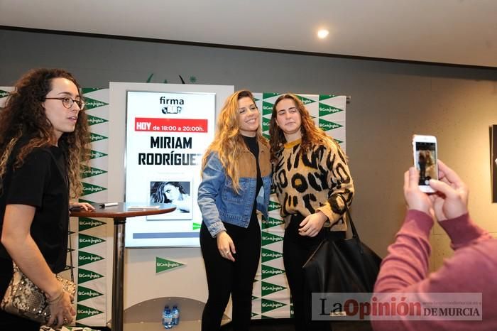 Miriam Rodríguez firma discos en El Corte Inglés