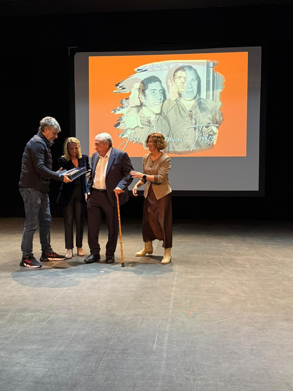 Claramunt, recibiendo el premio en el Ajuntament de Puçol