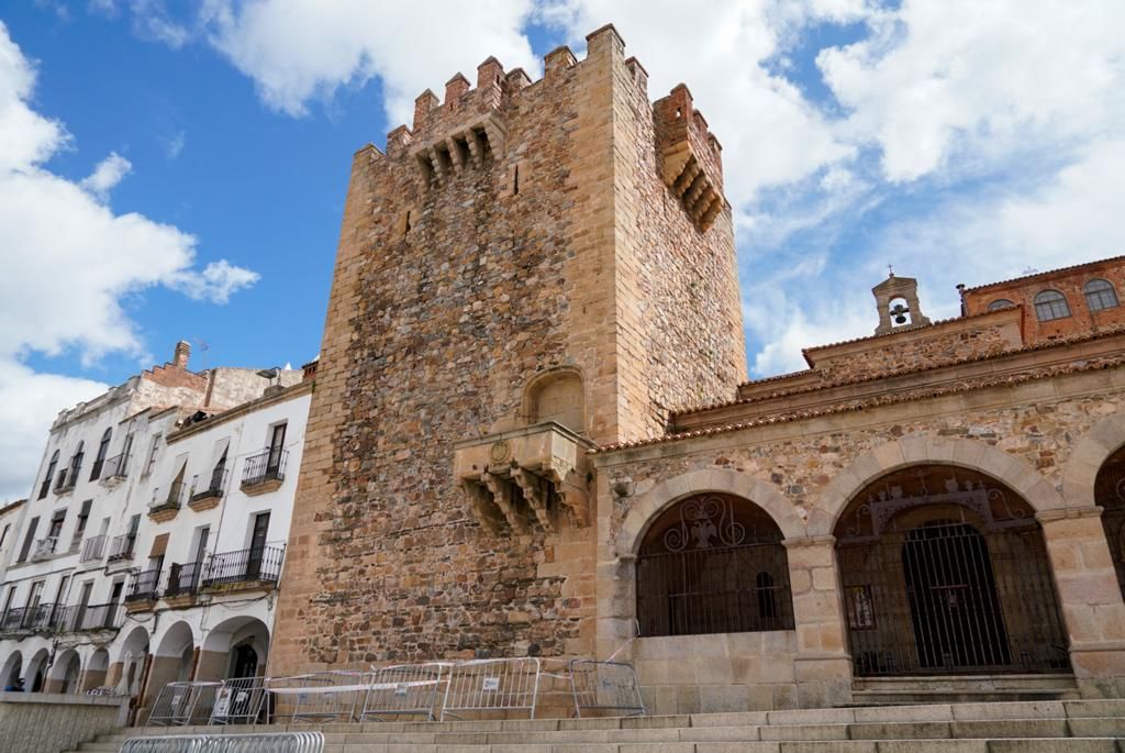 Acordonada la Torre de Bujaco de Cáceres por desprendimientos