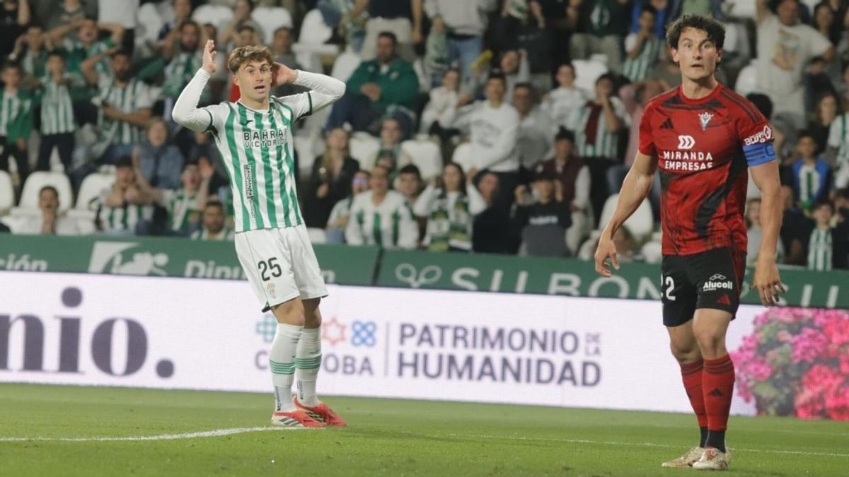 Mikel Goti se lamenta tras topar con la madera en el Córdoba CF-Mirandés en El Arcángel