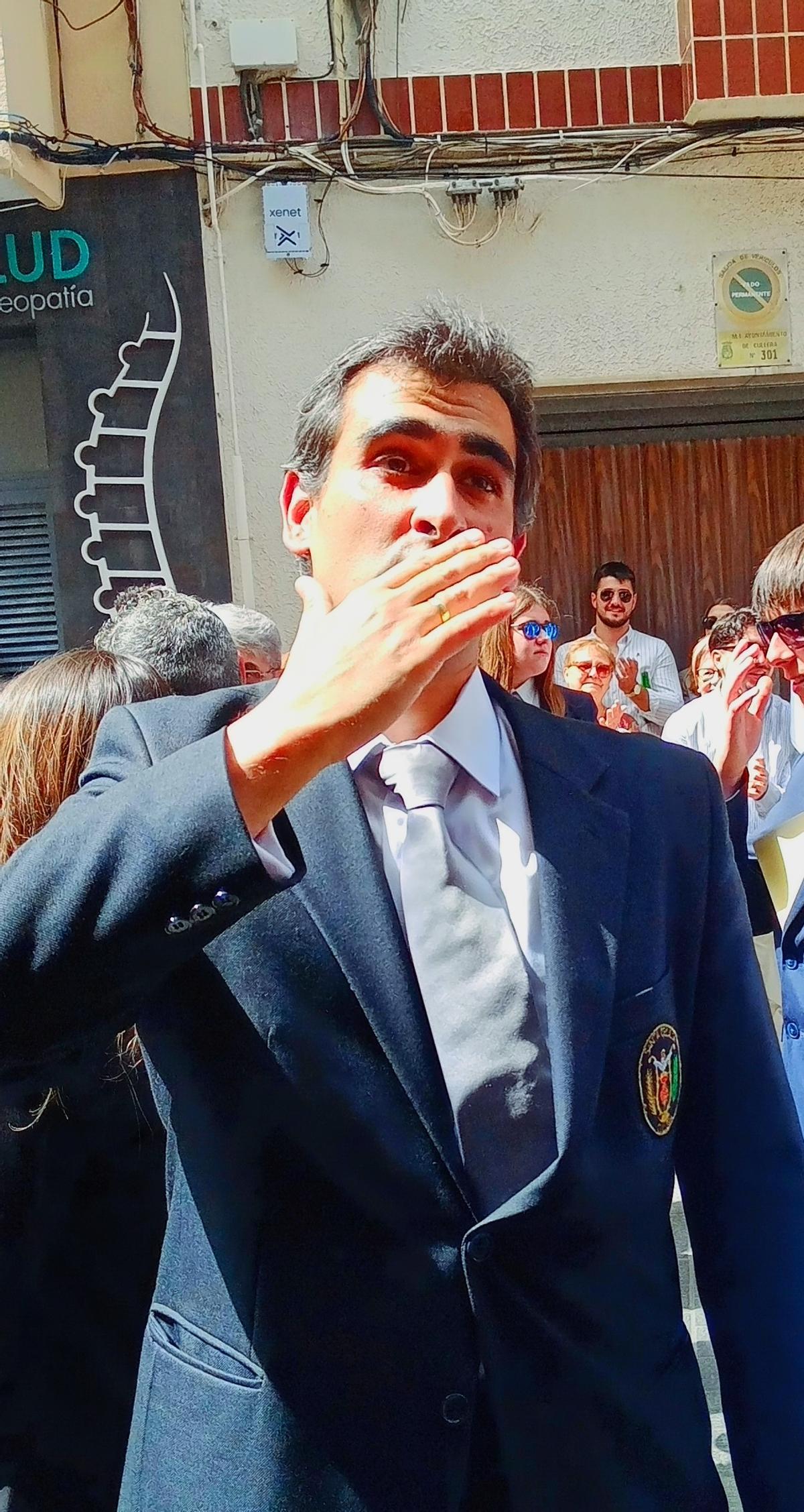 Carlos Garcés lanza un beso de despedida tras darse a conocer su marcha.