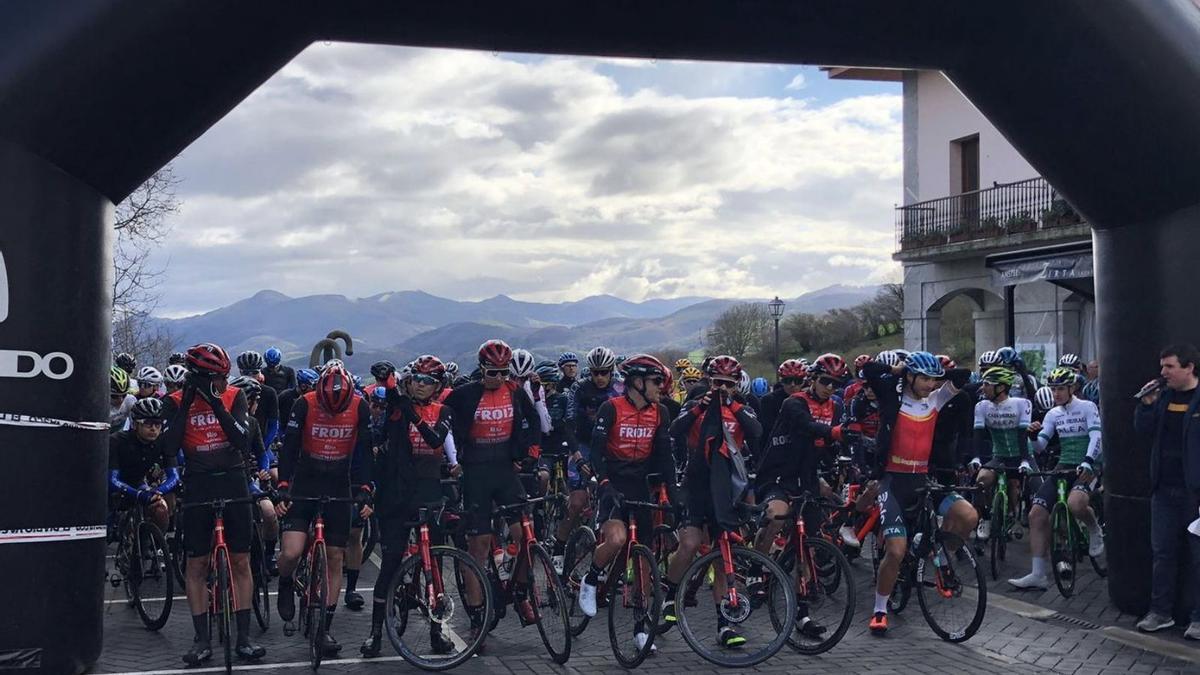 Ciclistas del Froiz en la línea de salida durante el minuto de silencio en memoria de Magín Froiz. |  // FDV