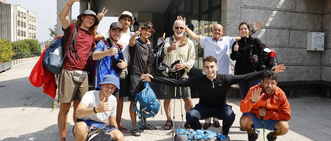 Un grupo de peregrinos en el exterior del albergue público de Pontevedra.