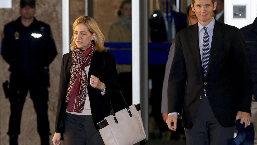 La Infanta Cristina y su esposo, Iñaki Urdangarin, salen de la Audiencia de Palma.