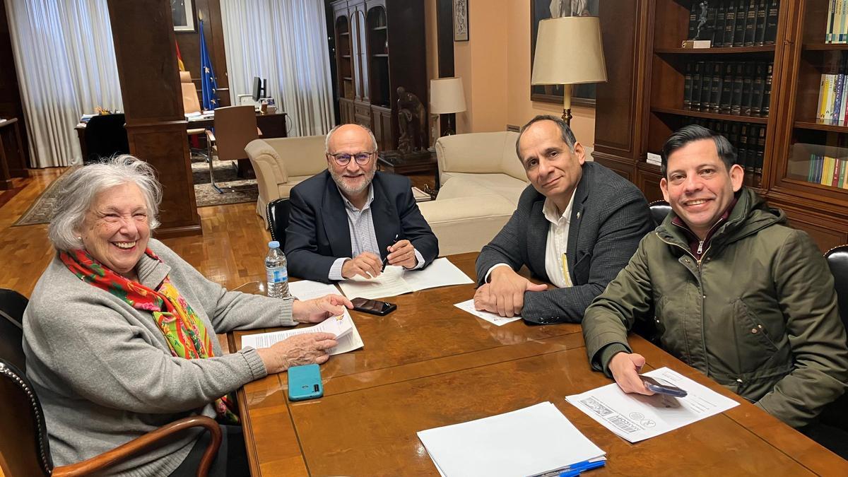 Losada, con Manuel Osorio, César Alcorcón y Margariña Valderrama.