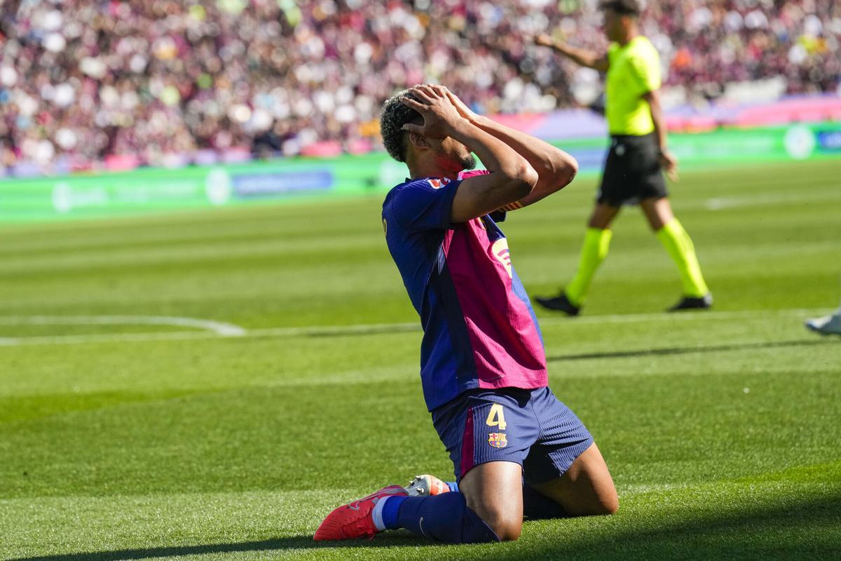 El defensa del Barcelona Ronald Araujo, durante el partido de la jornada 29 de LaLiga que FC Barcelona y Girona disputan este domingo en el estadio Lluis Companys de Barcelona. EFE/ Alejandro García. (Barcelona) (girona)