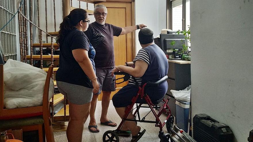 Mari y su familia, la semana pasada junto al patio en el que esperan instalar el ascensor.