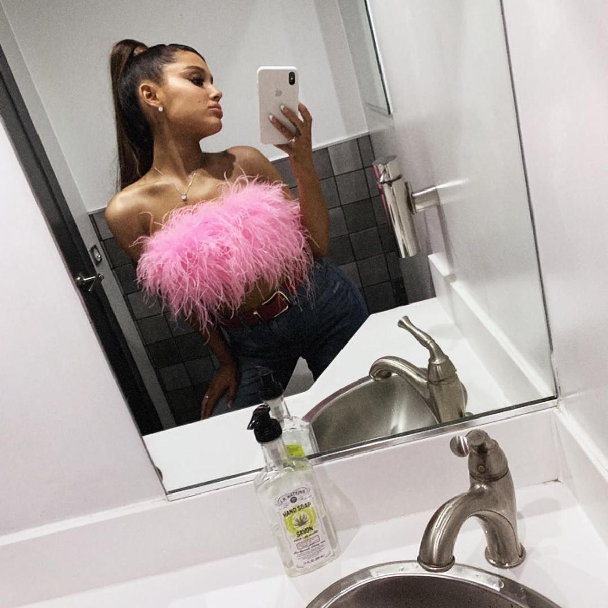 Ariana Grande se toma un 'selfie' en la grabación de uno de 'thank u, next'