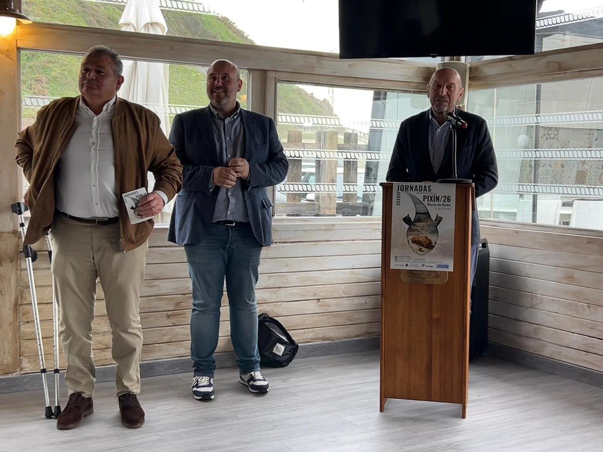 Por la izquierda, Celestino Novo, Marcos da Rocha y Juan Cofiño, en la presentación de las Jornadas Gastronómicas de Pixín.