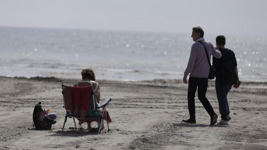 Más de 80 sanciones en Santa Pola y Crevillent por salir a fumar o pasear con otros dueños de perros