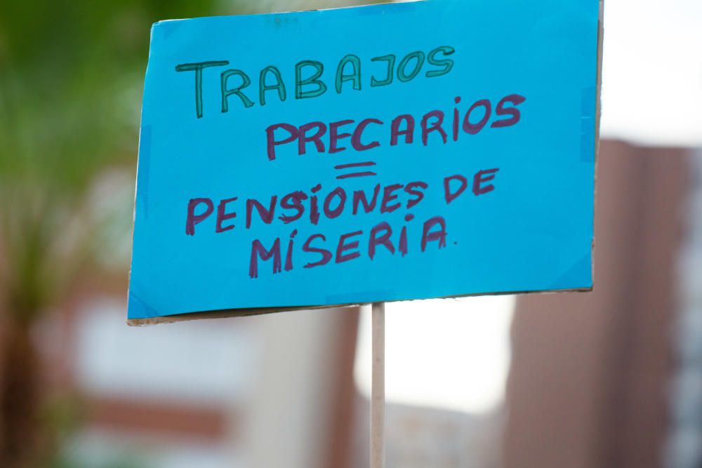 Las Kellys protestan frente al hotel Rambla de Benidorm