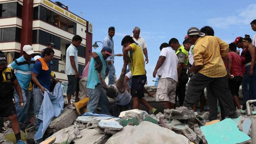 Un terremoto de magnitud 7,8 deja al menos 238 muertos y 1.557 heridos en Ecuador
