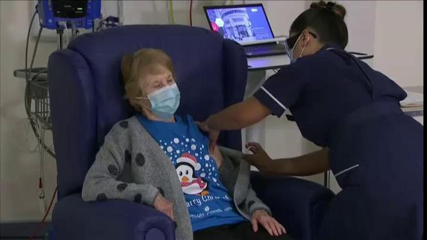 La primera en recibir la vacuna de Pfizer: una mujer inglesa de 90 años que quiere pasar la Navidad con sus nietos