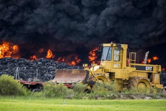 Espectacular incendi de pneumàtics a Seseña