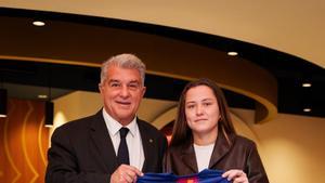 Joan Laporta y Claudia Pina en el acto de renovación de la futbolista