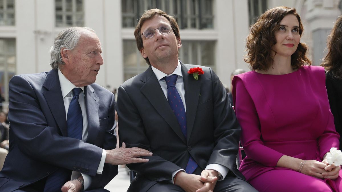 Archivo -  Isabel Díaz Ayuso y José Luis Martínez Almeida durante la entrega de medallas por San Isidro en el Palacio de Cibeles.