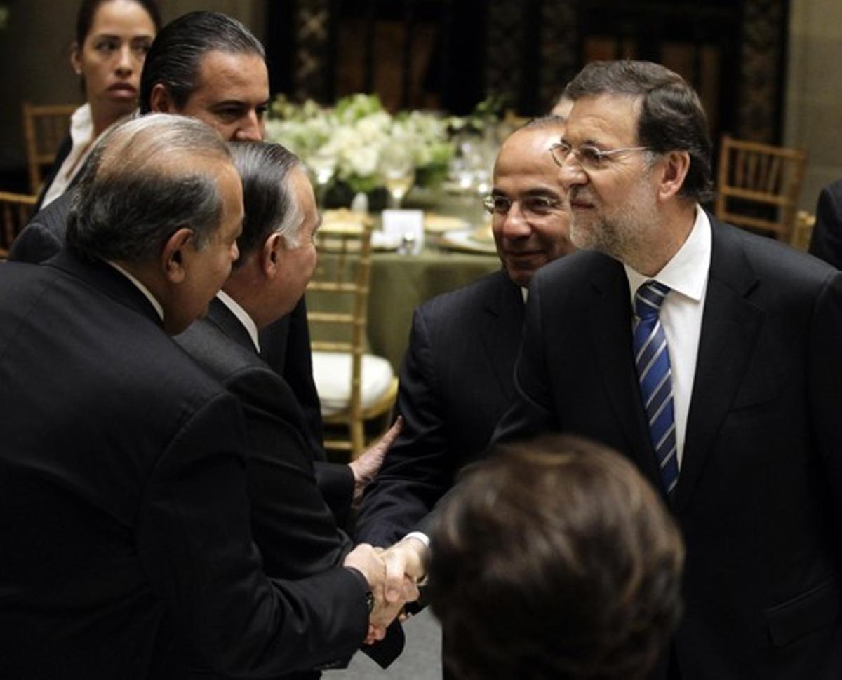 Rajoy saluda el magnat mexicà Carlos Slim (esquerra) davant la mirada del president de Mèxic, Felipe Calderón (segon per la dreta), durant un sopar en honor del president espanyol, dimecres. Rajoy saluda el magnat mexicà Carlos Slim (esquerra) davant la mirada del president de Mèxic, Felipe Calderón (segon per la dreta), durant un sopar en honor del president espanyol, dimecres.