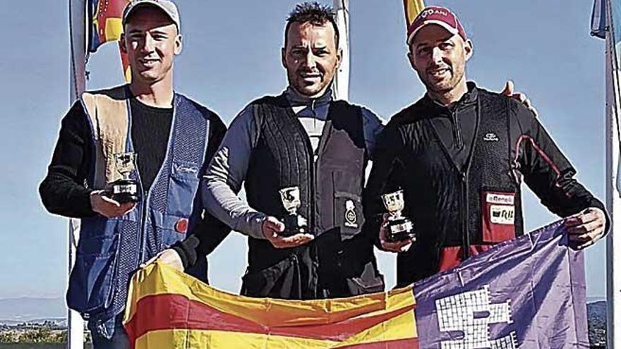 Pedro Vallori, José Boned y Javier Boned, en el podio por comunidades.