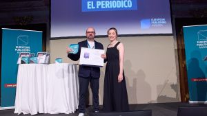 Joel Mercé,  responsable de diseño de EL PERIÓDICO, recibiendo el premio