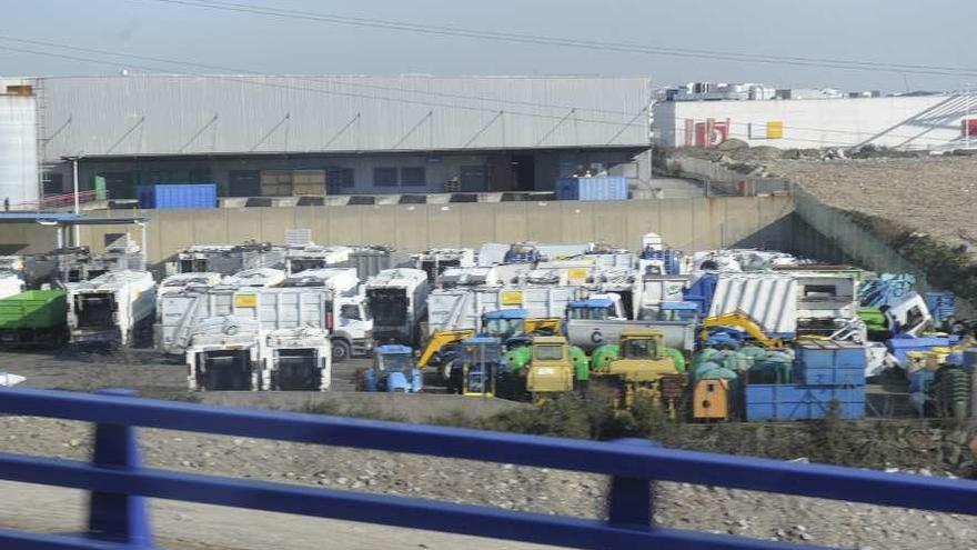 Depósito de camiones de recogida de basuras de Cespa en el polígono de A Grela.