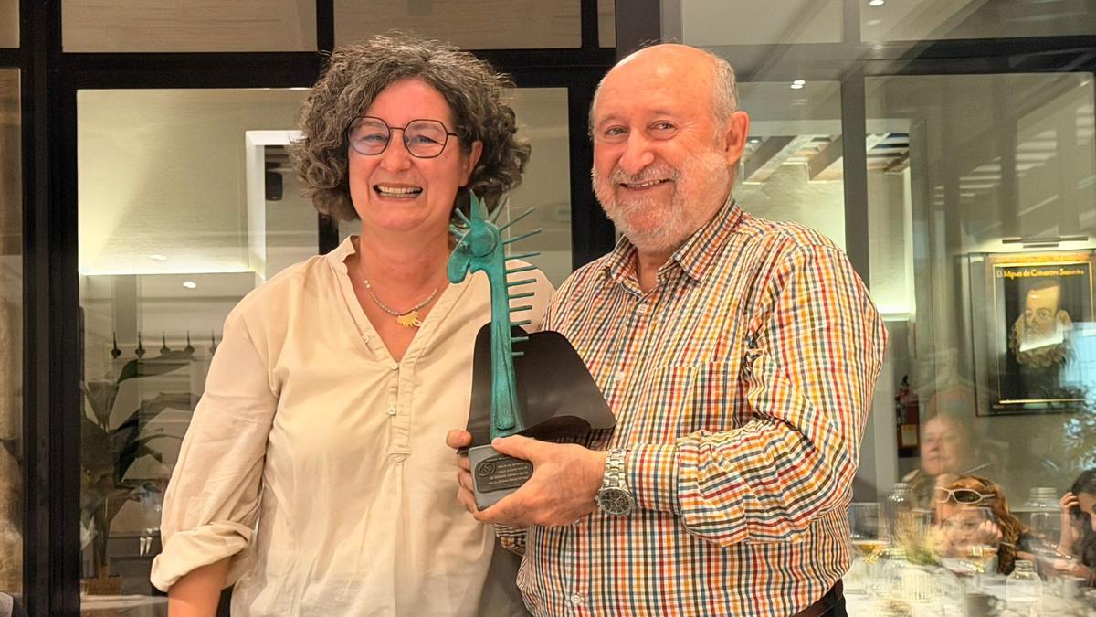 El portavoz de Xúquer Viu, Paco Sanz, con su galardón.