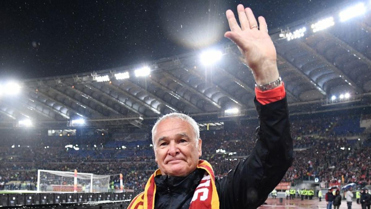 Claudio Ranieri siendo ovacionado por el Olímpico de Roma