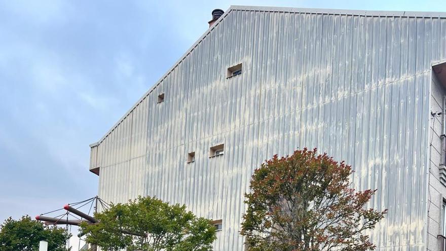 El pintor de las «superabuelas» dedica un mural a Antonio Fernández