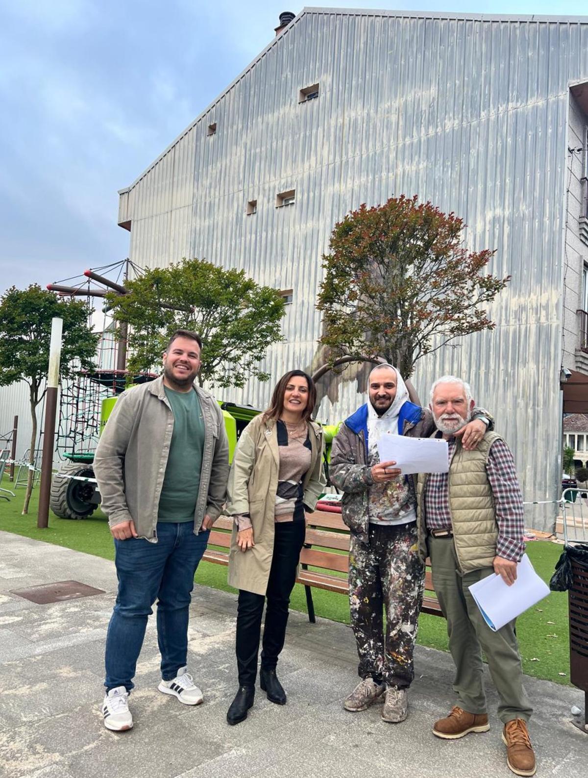 La alcaldesa y Yoseba MP en la medianera donde se pintará el mural.