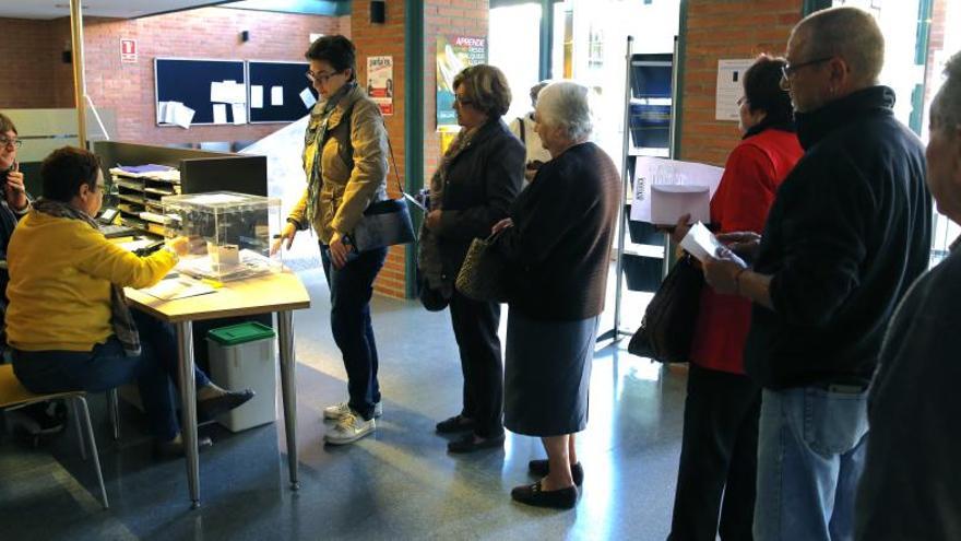 Las primeras colas de esta mañana para votar en Aldaia.