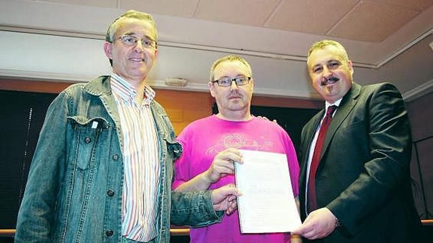 Paulino García, José Ramón López y Alain Fernández sostienen el convenio tras su firma, ayer, en Candás.