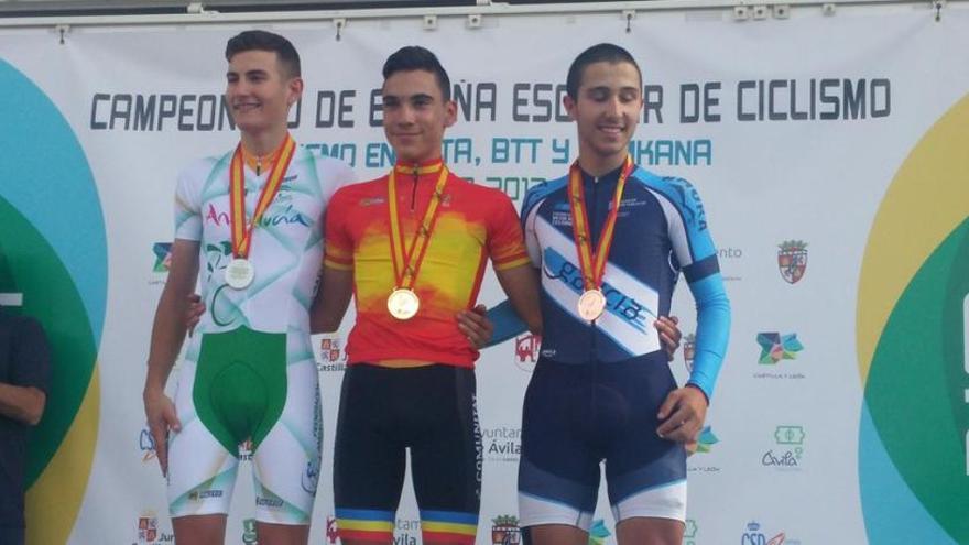 Juan Ayuso, en lo más alto de podio, como campeón de España