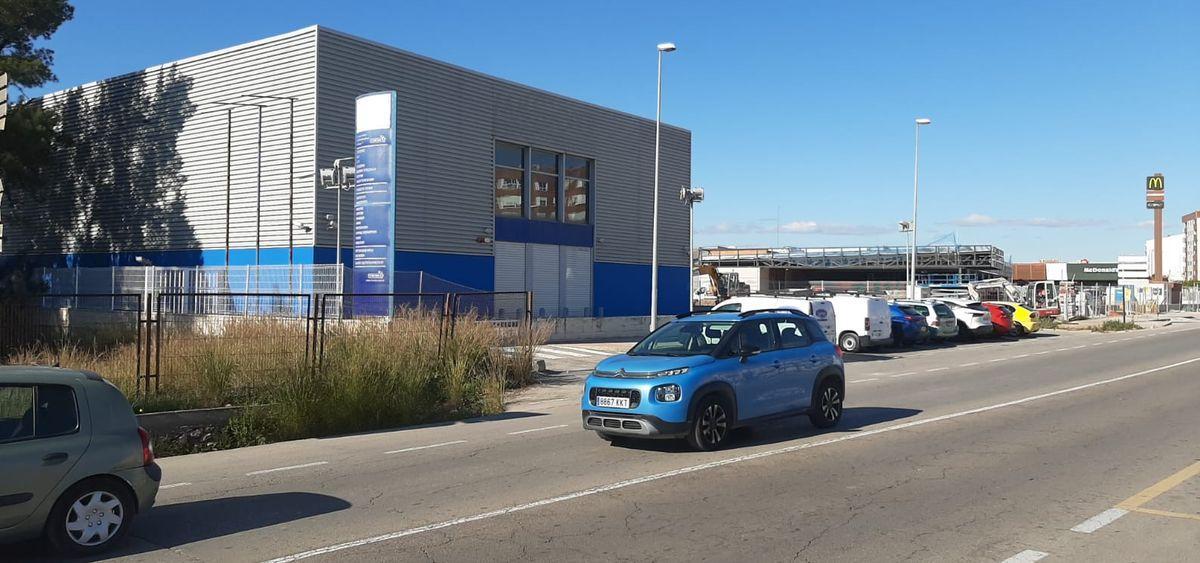 Este es el lugar en el que se emplazará la franquicia de Popeyes en Vila-real, junto al supermercado Aldi (ahora en construcción) y a escasos metros del McDonalds.