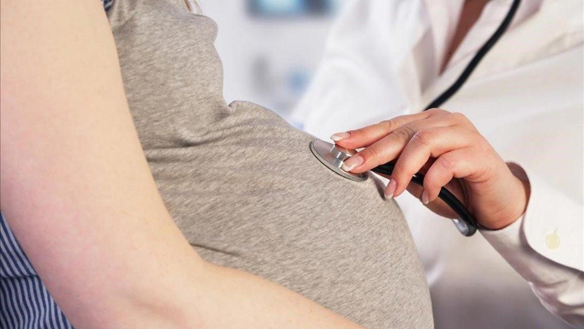 Primer caso de contagio de coronavirus de madre a hijo durante el embarazo