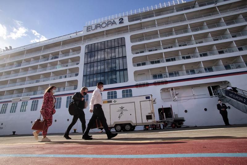 Llegada del crucero de lujo Europa2 al puerto de Santa Cruz de Tenerife