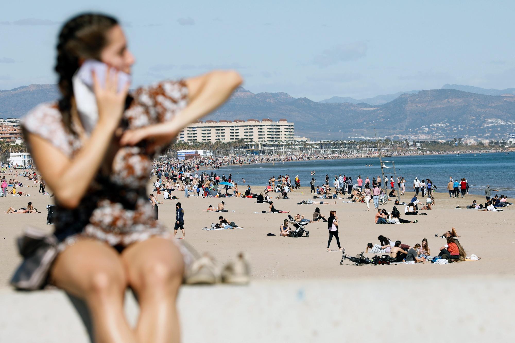 Cientos de personas disfrutan del buen tiempo en el Paseo Marítimo