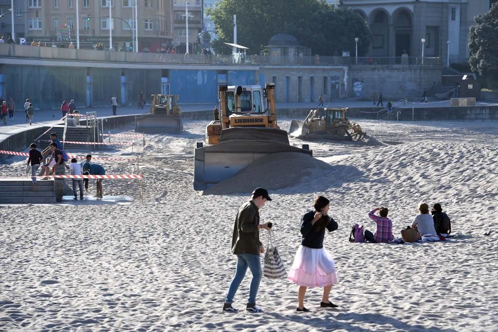 Las playas de A Coruña se preparan para el verano