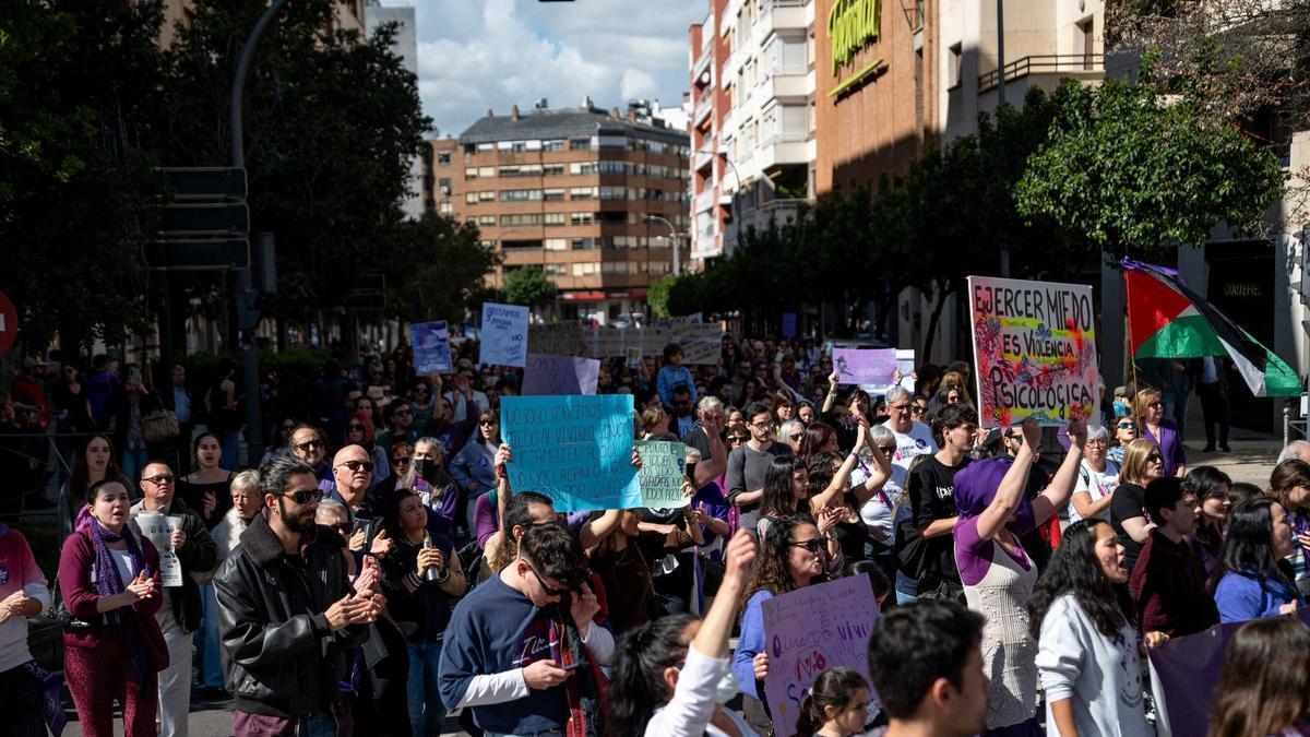 Vídeo | Más de 2.000 personas toman las calles de Badajoz contra la impunidad y el fascismo en el 8M