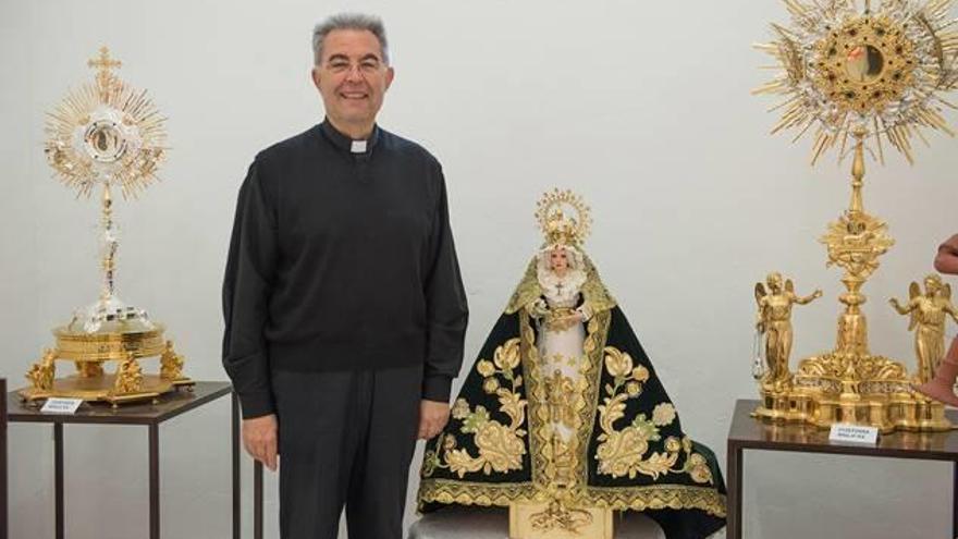 La talla de la Virgen que portarán los niños y que ha encargado el párroco José Abellán.