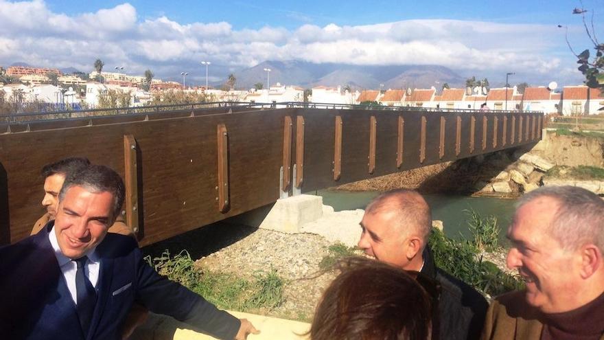 La nueva pasarela, con los representantes institucionales en primer plano.