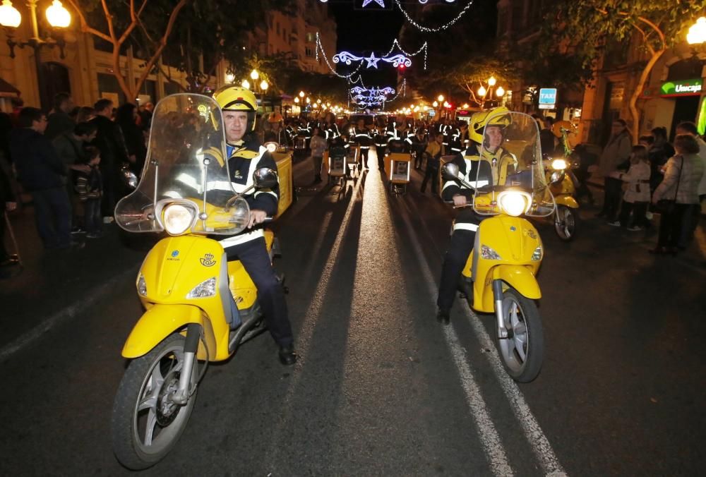 Los carteros reales desfilan por Alicante