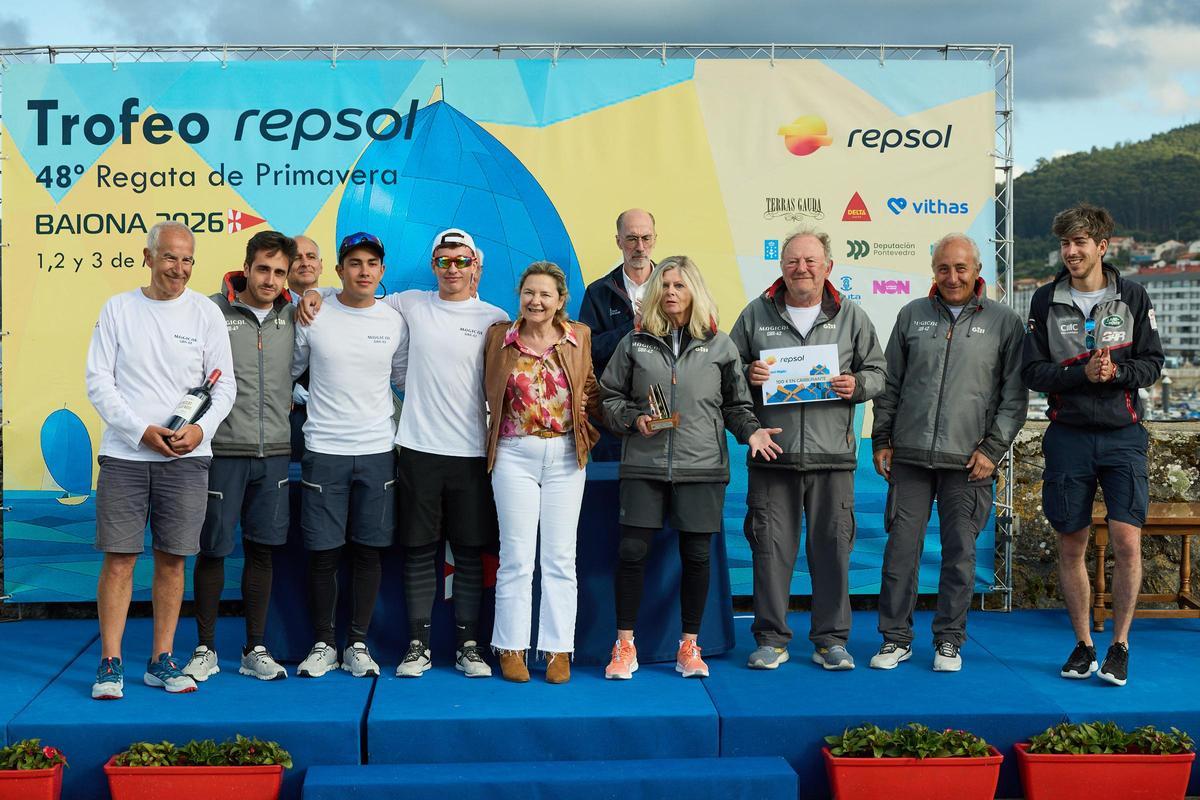 Entrega del trofeo al Magical.