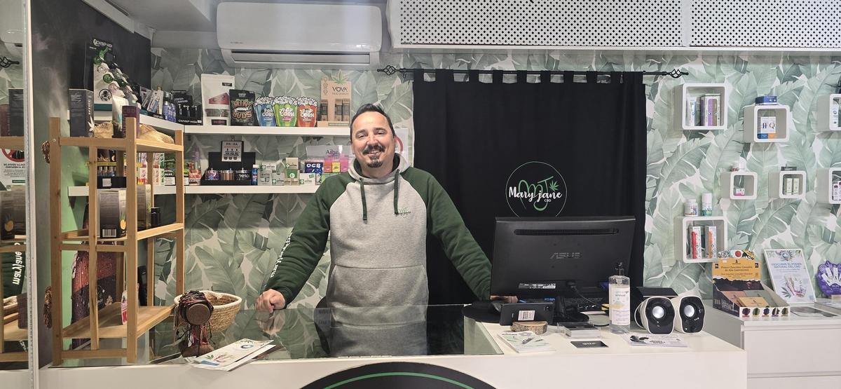 David Valle en el mostrador de la tienda MaryJane.
