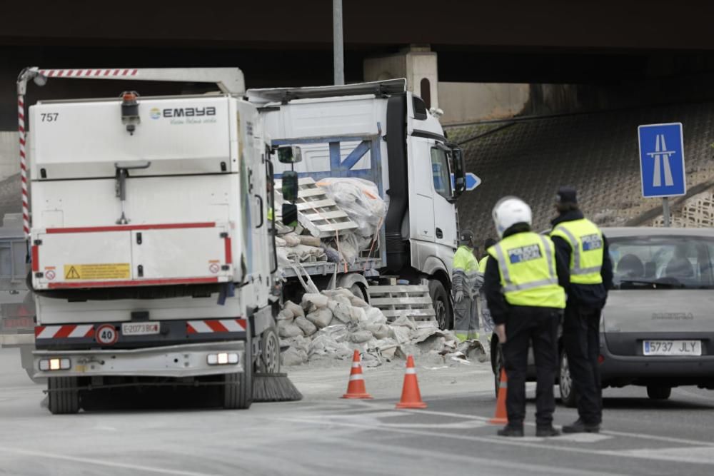 Un camión pierde la carga en la carretera de Puigpunyent