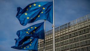 Banderas de la Unión Europea ondean frente a la sede de la Comisión Europea en Bruselas. 